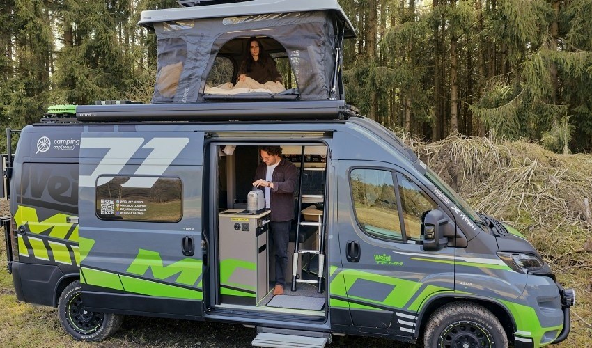 Der MadMo WEIGL Van wurde mit einem Dachzelt mit Durchstieg durch das Fahrzeuginnere von VICKYWOOD ausgestattet. Dabei handelt es sich um das ULTIMATE 140, eine Schlafraumerweiterung,
